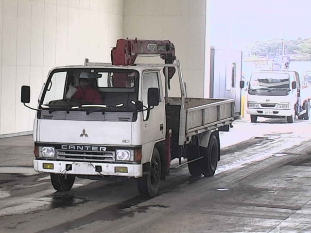 MITSUBISHI CANTER Gila . Crane 3 Dan