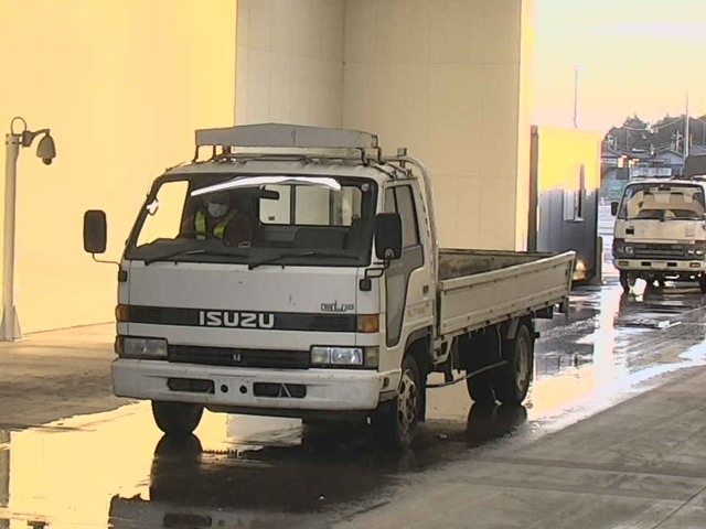 ISUZU ELF Gila
